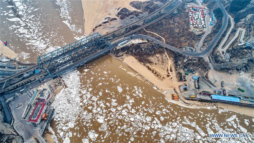 Gelber Fluss: Eisbrocken treiben flussabw?rts