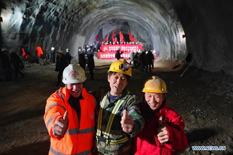 Eisenbahnprojekt: Tunneldurchbruch bei Badaling