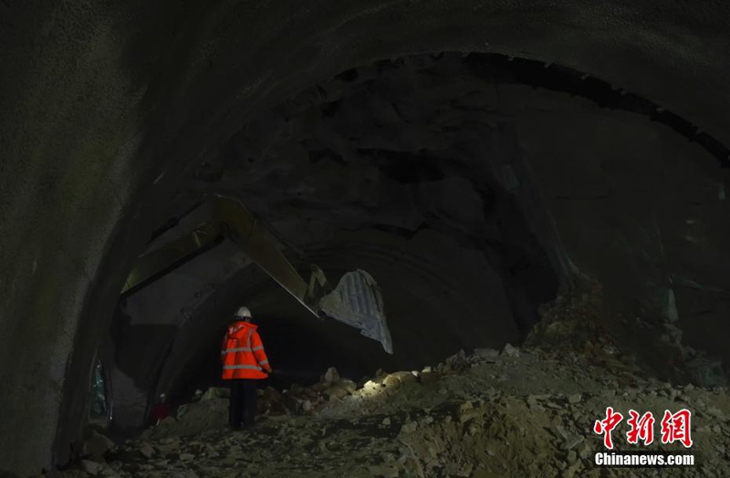 Eisenbahnprojekt: Tunneldurchbruch bei Badaling