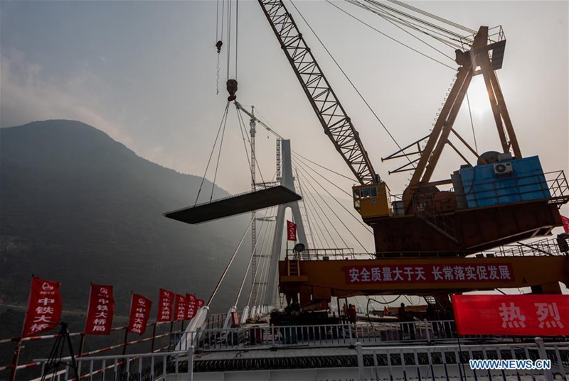 Hauptteil der 470 Meter langen Brücke in Hubei steht