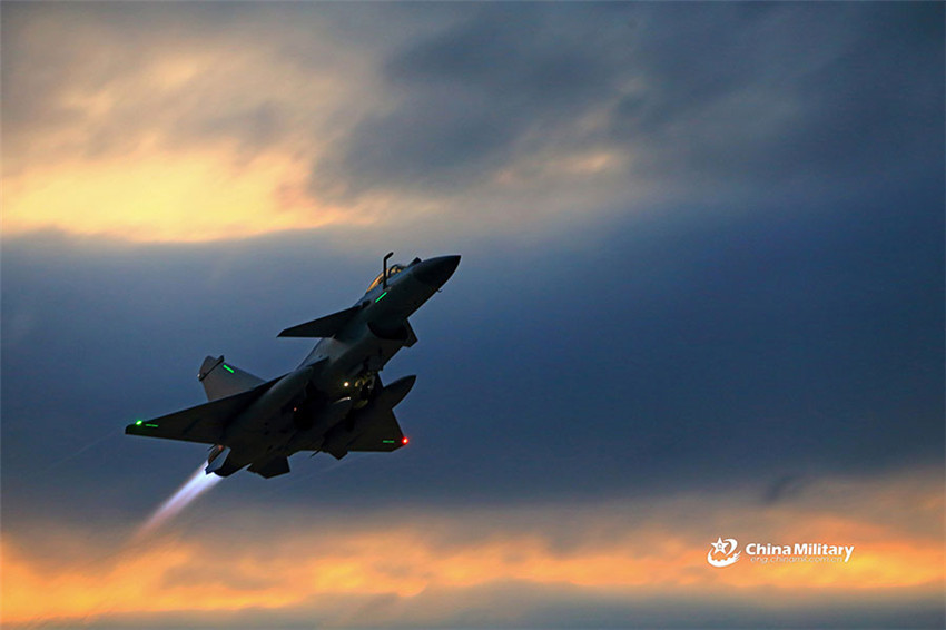 J-10-Kampfjet greift übungsziele an