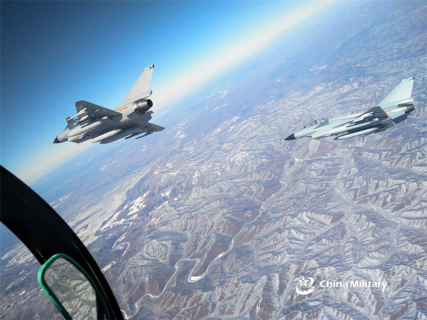 J-10-Kampfjet greift übungsziele an