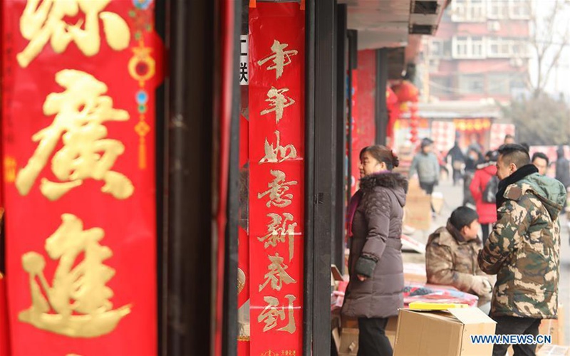 Reges Treiben beim Kauf von Neujahrsfestdekorationen auf Markt in Provinz Hebei 