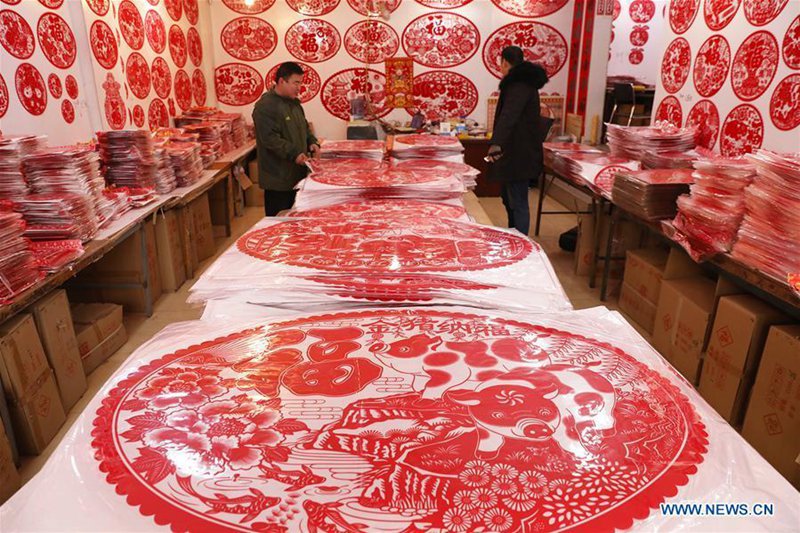 Reges Treiben beim Kauf von Neujahrsfestdekorationen auf Markt in Provinz Hebei 