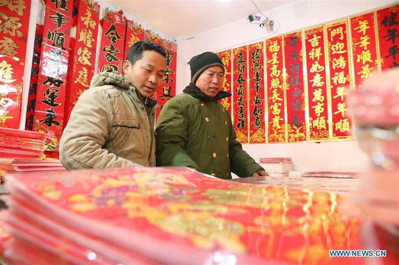 Reges Treiben beim Kauf von Neujahrsfestdekorationen auf Markt in Provinz Hebei 