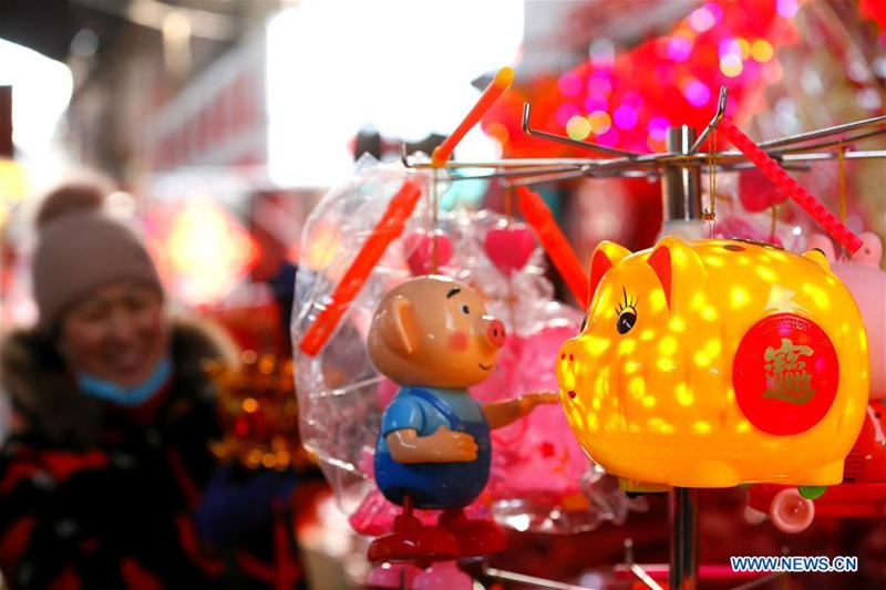 Chinesen kaufen Dekoration zur Feier des chinesischen Neujahrs