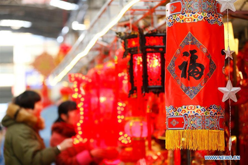 Chinesen kaufen Dekoration zur Feier des chinesischen Neujahrs