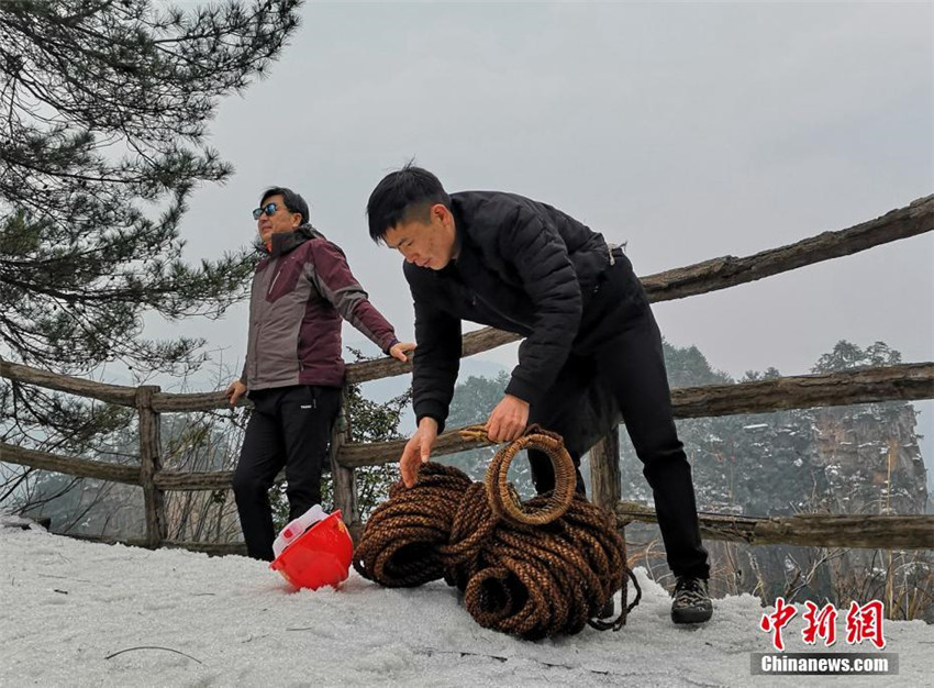 Müllsammeln am Steilhang