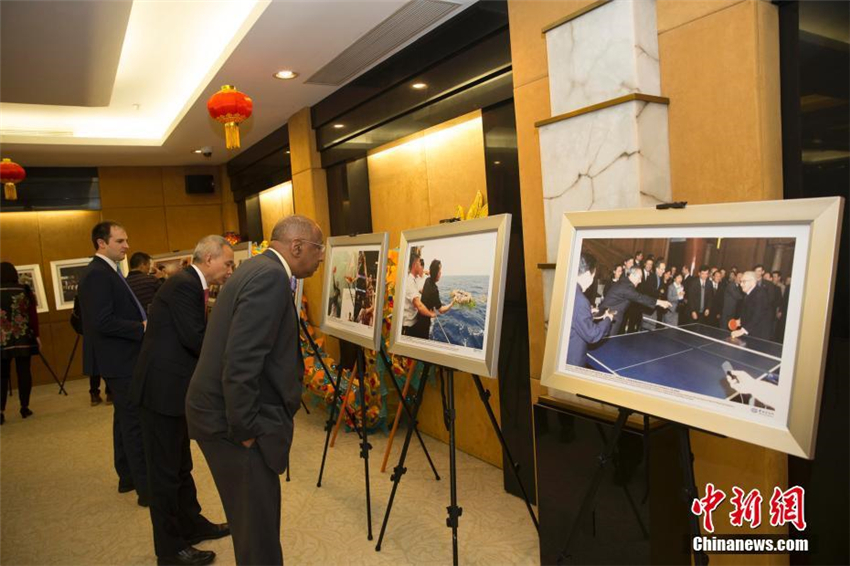 Fotoausstellung zum 40. Jahrestag der Aufnahme diplomatischer Beziehungen zwischen China und den USA