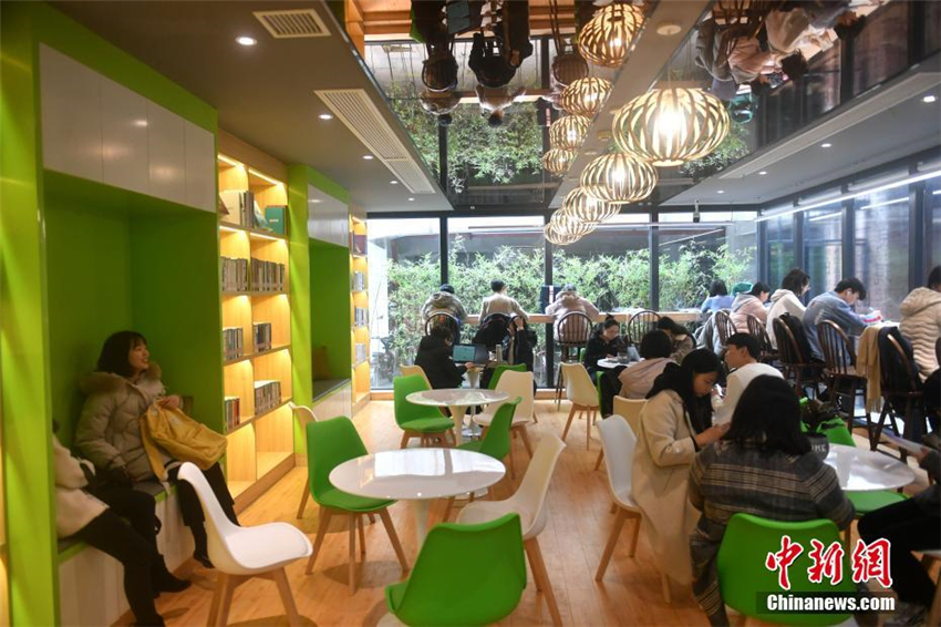 24-Stunden-Bibliothek mit Schlafkabinen