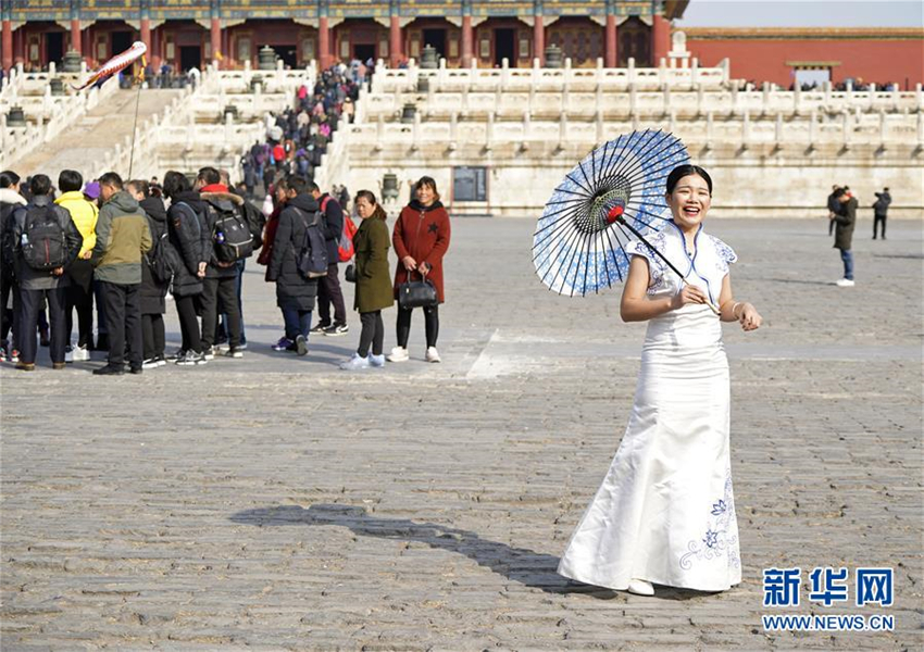 Arbeiterinnen feiern Frauentag mit Modeschau in der verbotenen Stadt
