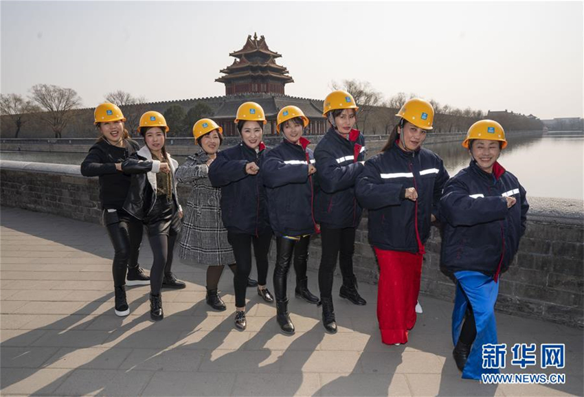 Arbeiterinnen feiern Frauentag mit Modeschau in der verbotenen Stadt