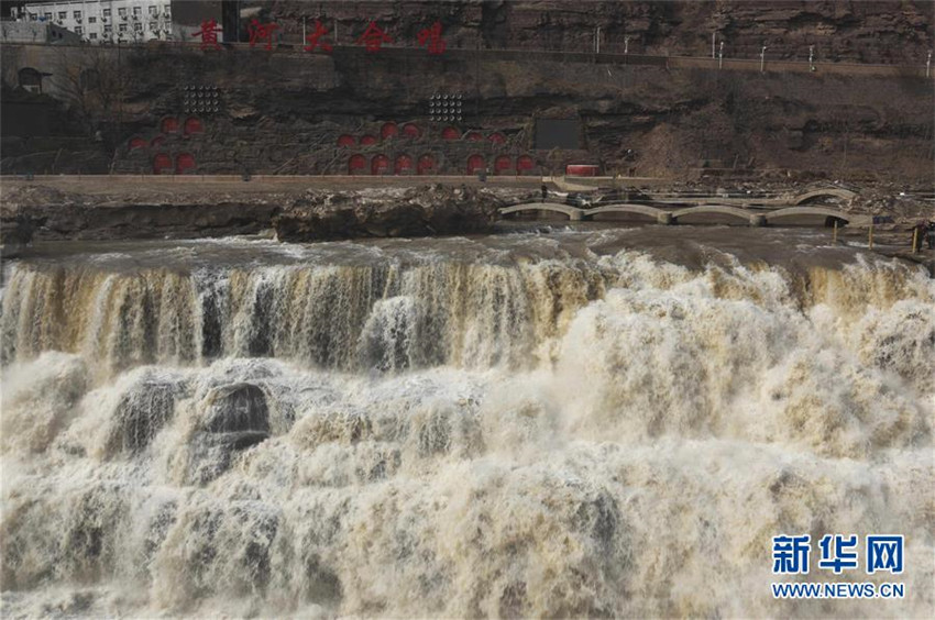 Pr?chtige Frühjahrsflut des Hukou-Wasserfalls