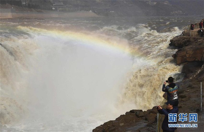 Pr?chtige Frühjahrsflut des Hukou-Wasserfalls