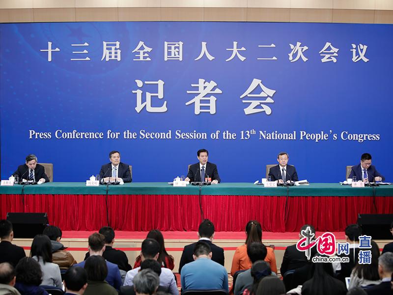 Handelsminister beantwortet Fragen der Journalisten