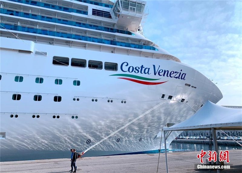 Kreuzfahrtschiff ?Costa Venezia“ auf dem Weg nach China