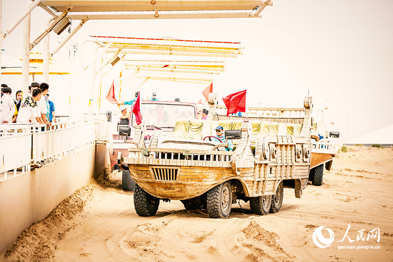 Innere Mongolei: Skurriler Touristenort in der Kubiqi-Wüste