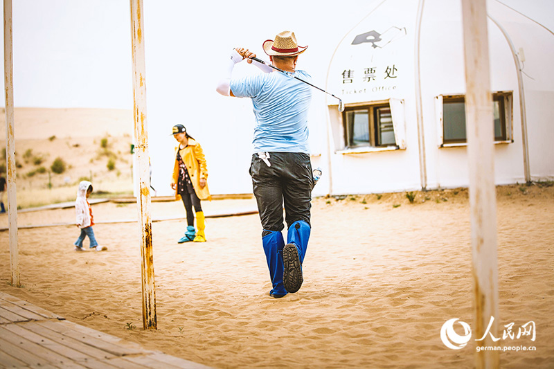 Innere Mongolei: Skurriler Touristenort in der Kubiqi-Wüste