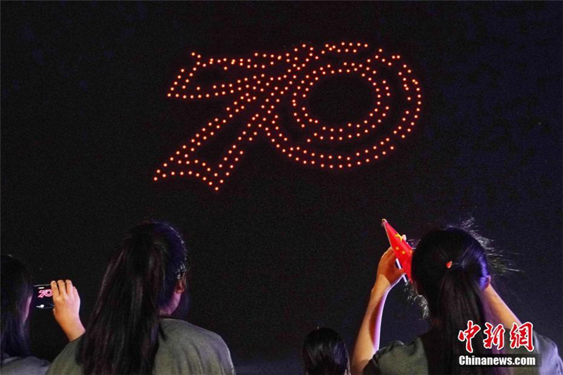 Spektakul?re Lichtshow mit 300 Drohnen