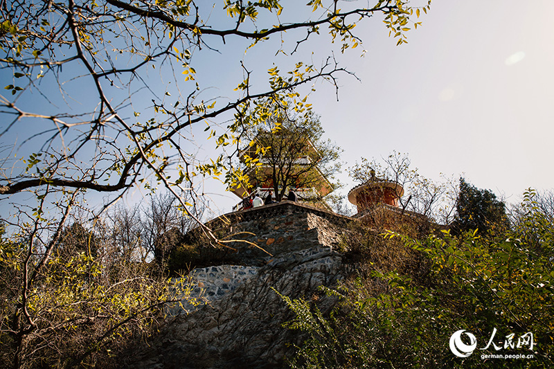 Ein Herbstspaziergang im Baiwangshan-Waldpark