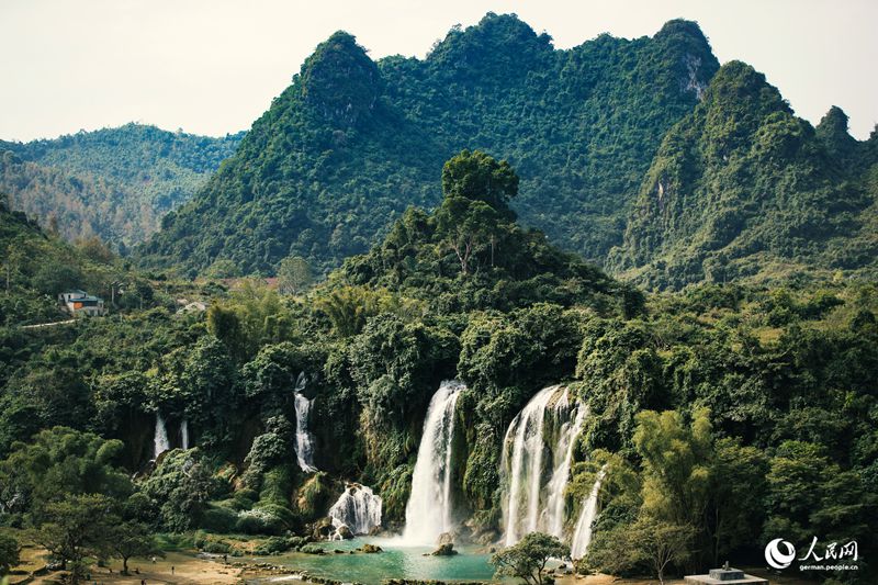 Wasserfall in Guangxi zieht Touristen an