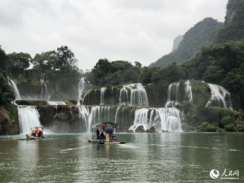 Wasserfall in Guangxi zieht Touristen an