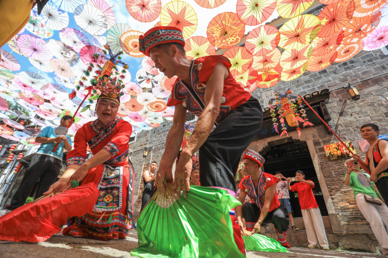 Blumenlampenoper auf Tournee in der Altstadt