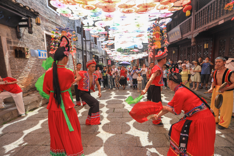 Blumenlampenoper auf Tournee in der Altstadt