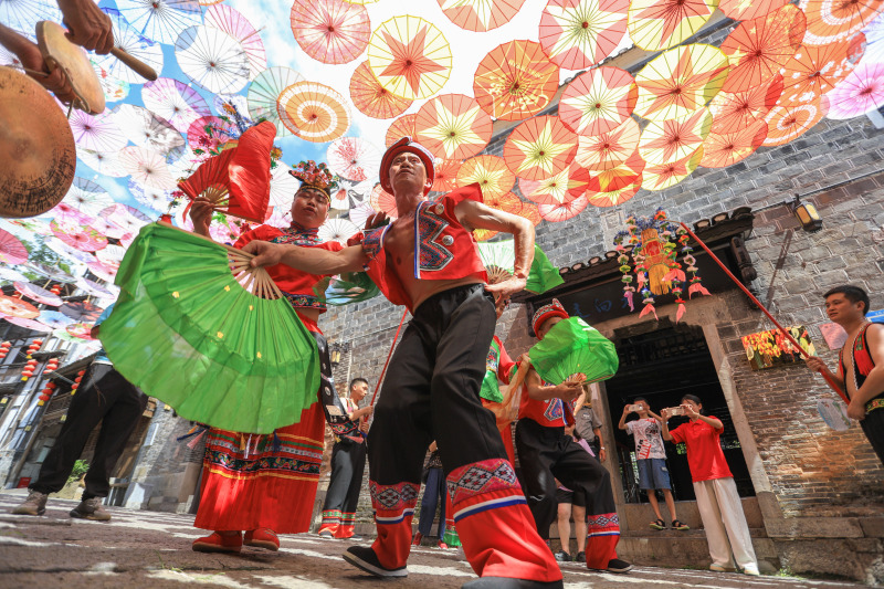 Blumenlampenoper auf Tournee in der Altstadt