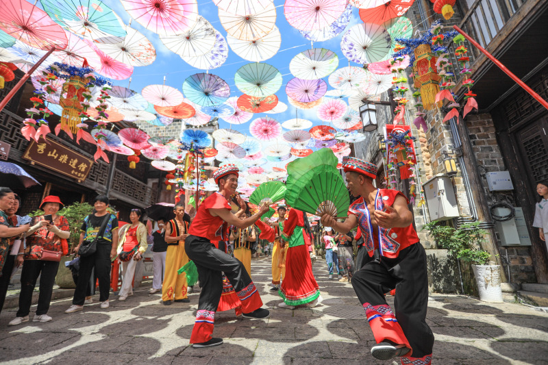 Blumenlampenoper auf Tournee in der Altstadt