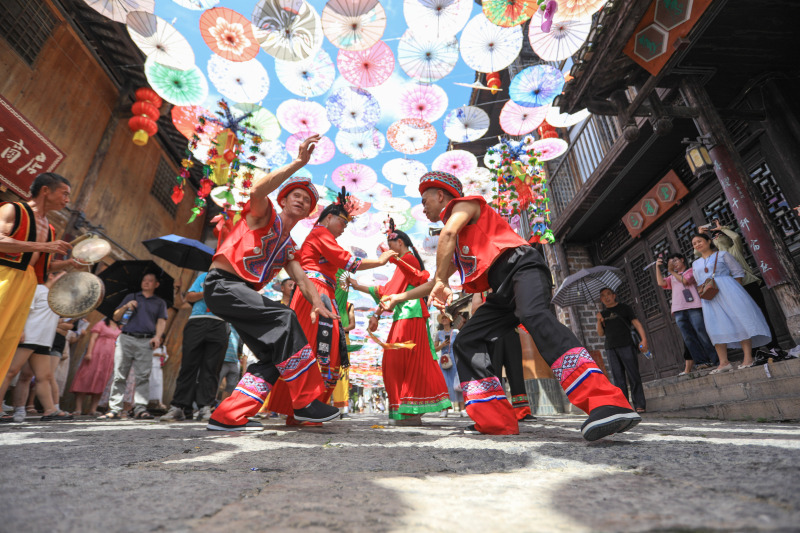 Blumenlampenoper auf Tournee in der Altstadt
