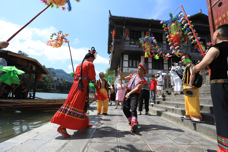 Blumenlampenoper auf Tournee in der Altstadt