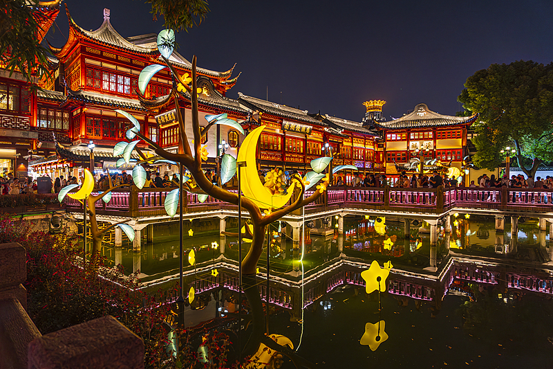 Romantisches Laternenfest zum Mittherbstfest im Yu-Garten in Shanghai