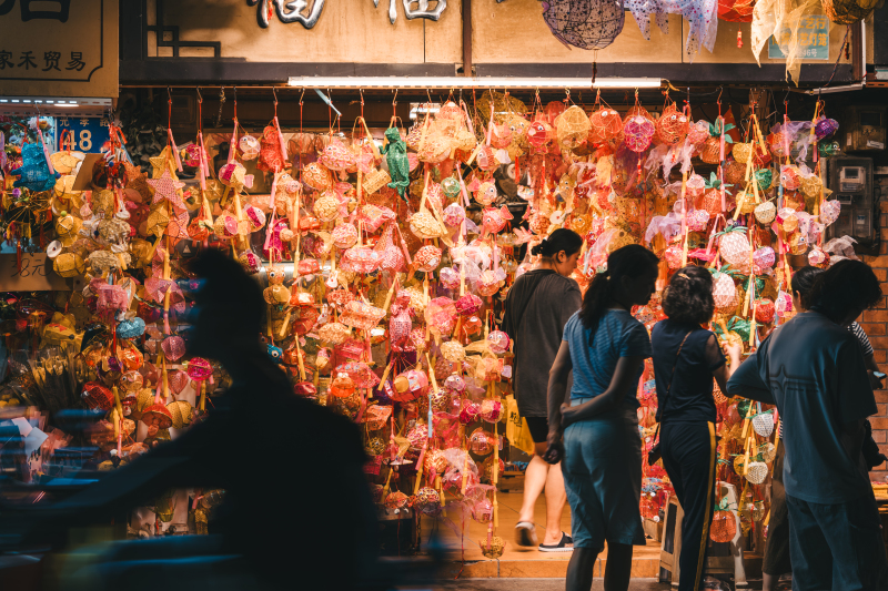 Guangzhou: L?den schmücken sich mit Fischlaternen zum Mittherbstfest