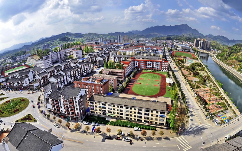 ?Lebendiges Wasser“ aus der Quelle des Han-Flusses umflie?t die grünen Hügel