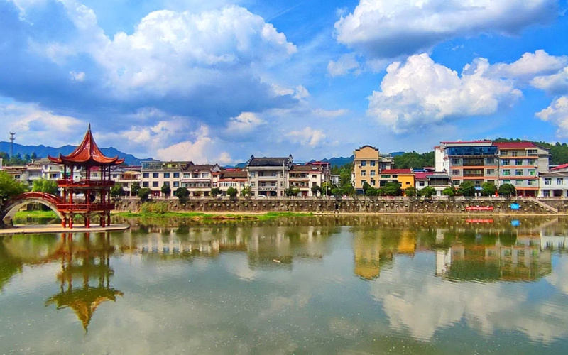 ?Lebendiges Wasser“ aus der Quelle des Han-Flusses umflie?t die grünen Hügel