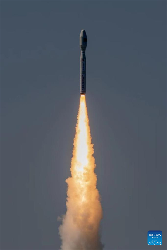 China bringt 8 Satelliten per Tr?gerrakete ins All