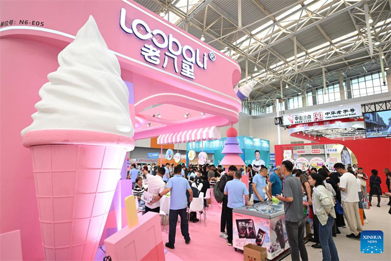 G?ste aus aller Welt genie?en die ?sü?en“ Entwicklungen der chinesischen Eiscreme-Industrie