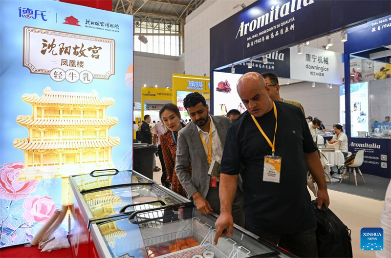 G?ste aus aller Welt genie?en die ?sü?en“ Entwicklungen der chinesischen Eiscreme-Industrie