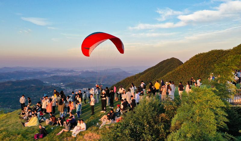 Huzhou: Touristen genie?en die Landschaft beim Gleitschirmfliegen