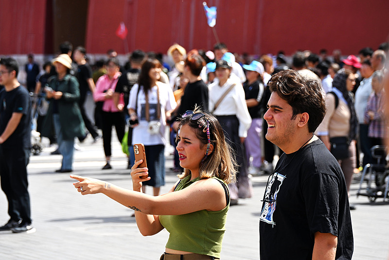 Ausl?ndische Touristen genie?en den Komfort auf ihren Reisen in China