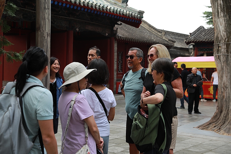 Ausl?ndische Touristen genie?en den Komfort auf ihren Reisen in China