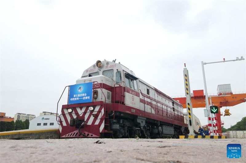 Erster ?Jinbo“-Güterzug kommt mit Waren und Exponaten aus Europa für die CIIE 2024 in Shanghai an