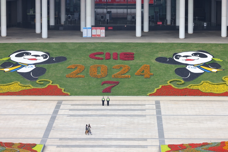 Bunte Blumendekoration zur 7. CIIE in Shanghai