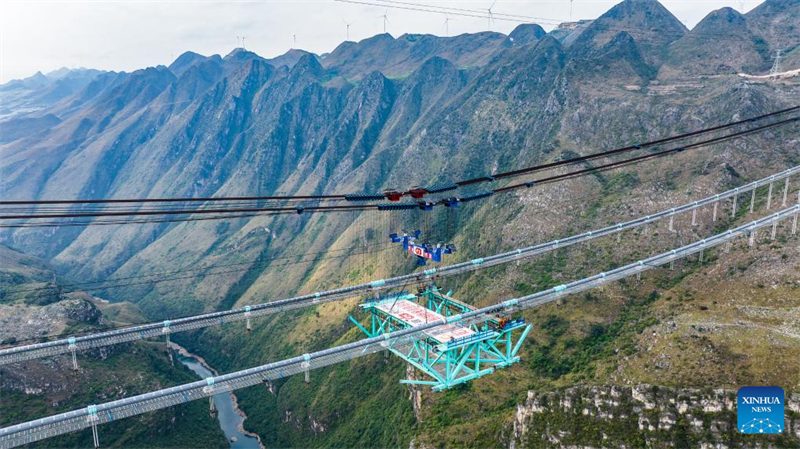Erster Stahlfachwerktr?ger der Huajiang-Grand-Canyon-Brücke in Position