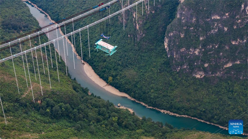 Erster Stahlfachwerktr?ger der Huajiang-Grand-Canyon-Brücke in Position