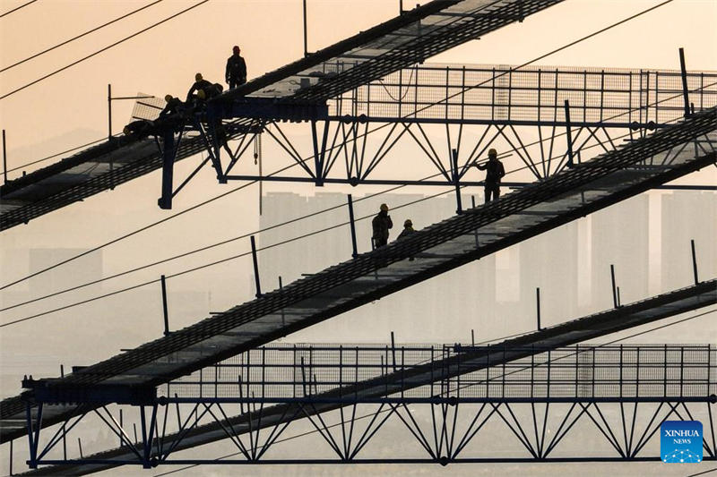 Yanji-Brücke am Jangtse nimmt Gestalt an