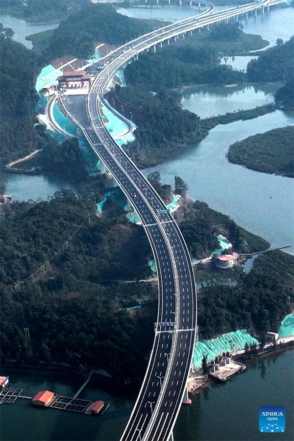 L?ngste Meeresbrücke in Guangxi für Verkehr freigegeben