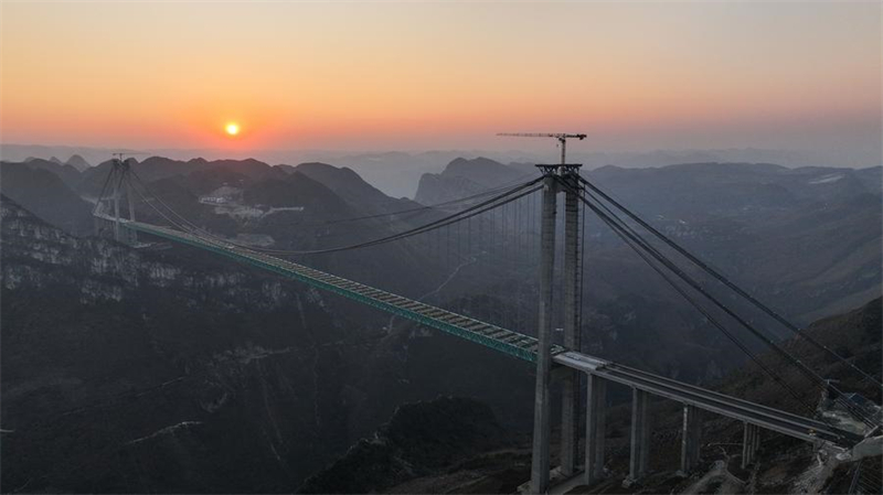 Huajiang-Grand-Canyon-Brücke im Südwesten Chinas bereit zur Schlie?ung
