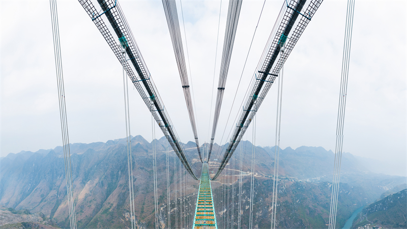 Huajiang-Grand-Canyon-Brücke: bei L?nge und H?he die Nummer eins weltweit